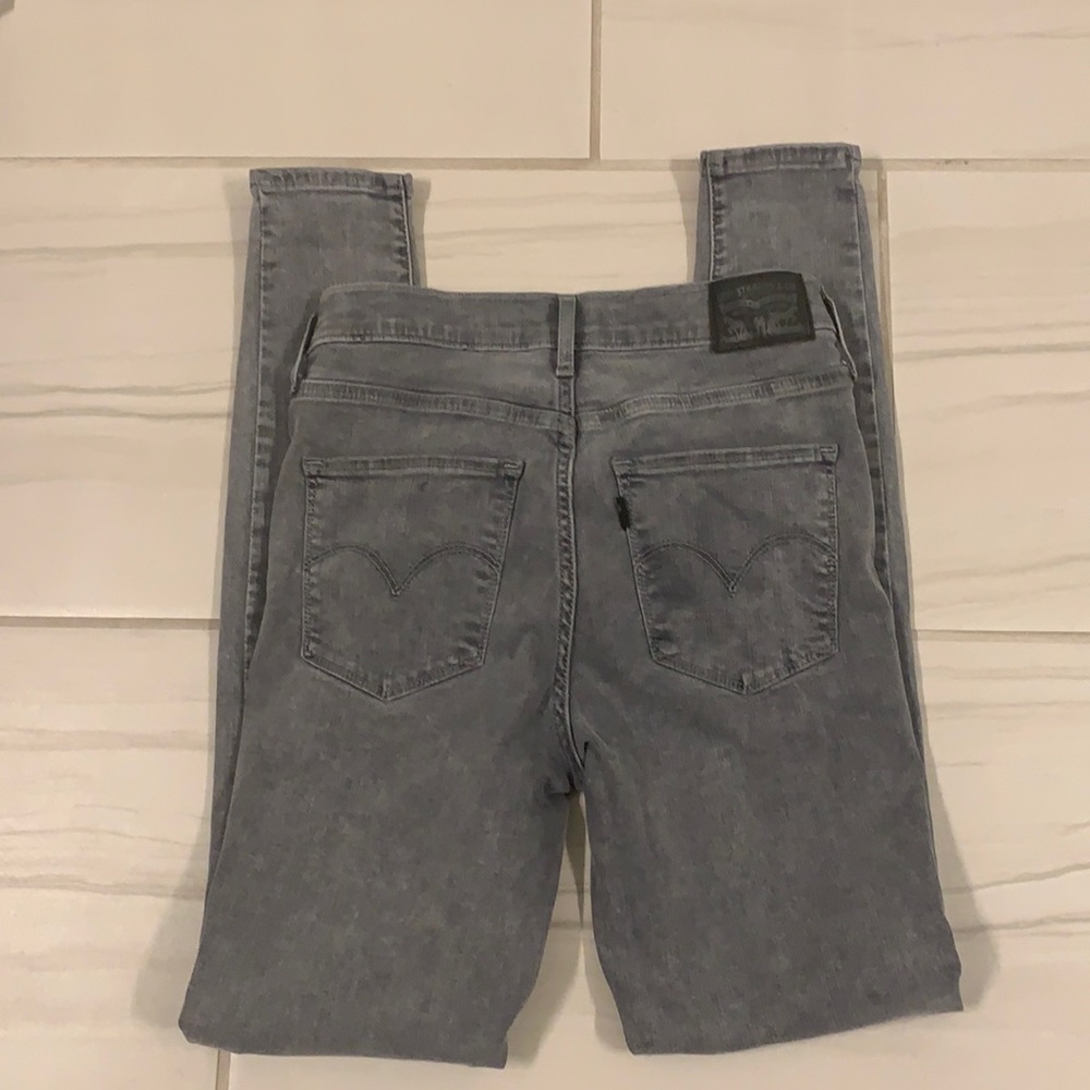 Super cute skinny Levi jeans size 26.